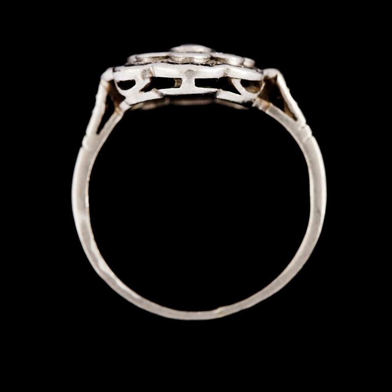 RING, platina med fasettslipade blå safirer samt åttkantslipade diamanter. Vikt 3,2 g.