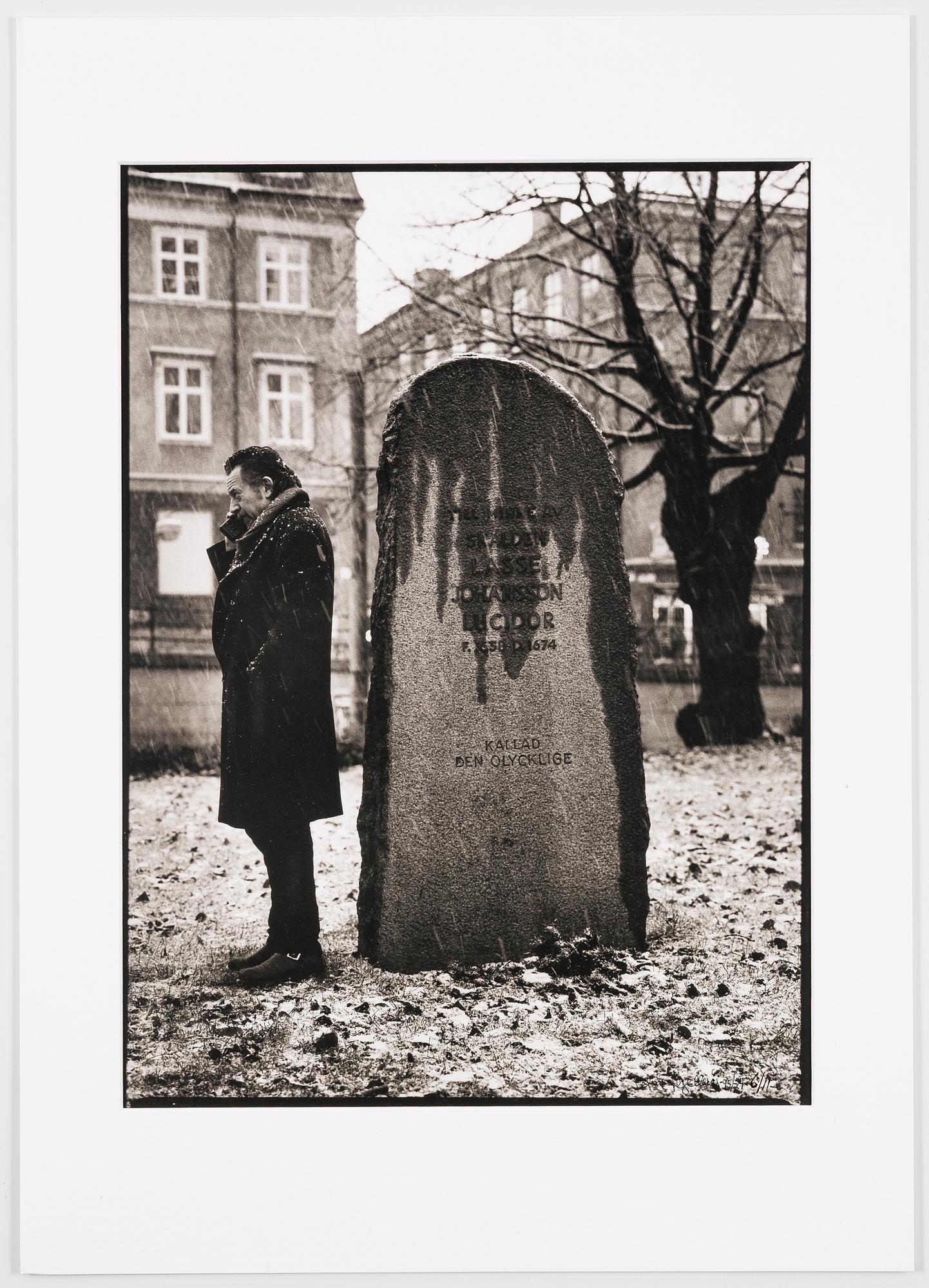 Peter Kjellerås, Ulf Lundell at Lucidor’s gravestone.