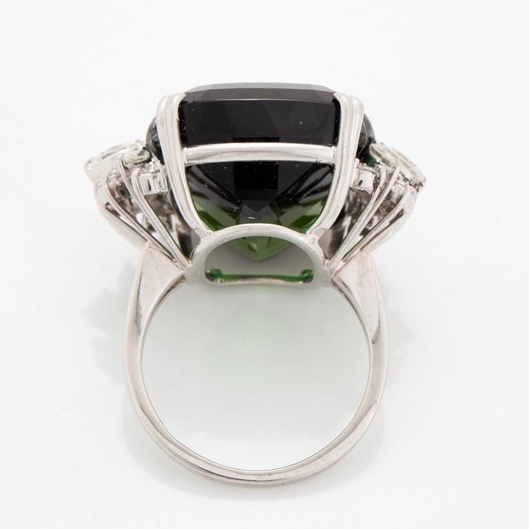 Ring 18K vitguld med en fasettslipad grön turmalin.