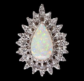 988. RING, droppformad opal med åttkantslipade diamanter, tot. ca 0.50 ct.