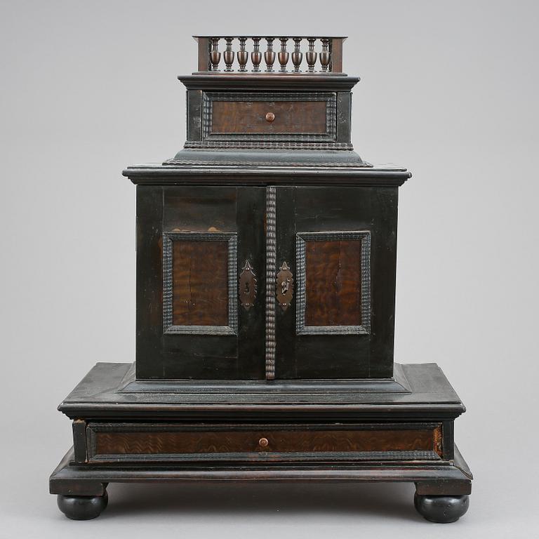 KABINETTSKÅP, barockstil, 1800-tal med äldre delar.