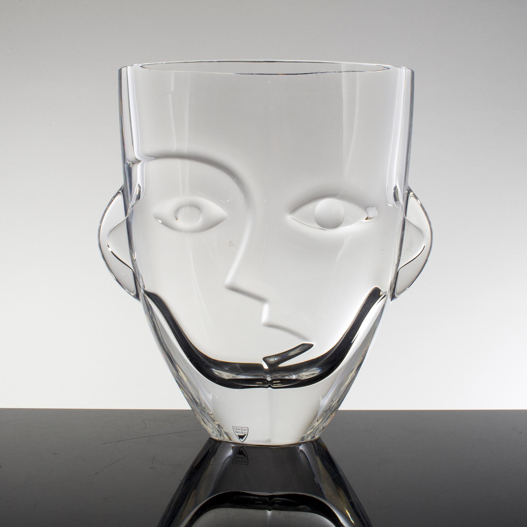 An Orrefors glass vase by Martti Rytkönen, "Ramses".