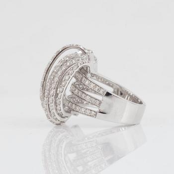 A diamond, circa 4.04 cts, ring.