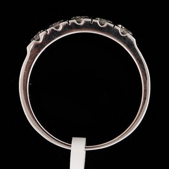 RING, 18 vitguld med diamanter tot 0,72ct. Vikt ca 3,80 gram.