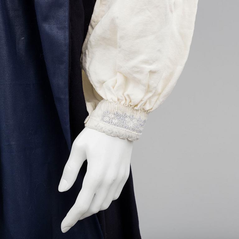 FOLKDRÄKT, 5 delar, Värend, 1900-talets andra hälft. Omkring storlek L.