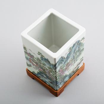 A square enameled brushpot, 20th Century with Qianlong four characters mark in blue.