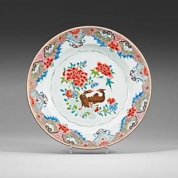 269. A famille rose serving dish, Qing dynasty, Qianlong (1736-95).