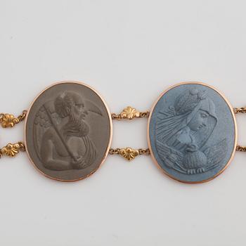 ARMBAND med 4st lavakaméer med antikiserande motiv. En extra lavakamé medföljer.