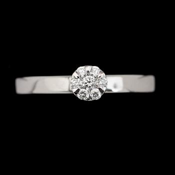RING, 14K vitguld, briljantslipade diamanter. Vikt ca 3 g.