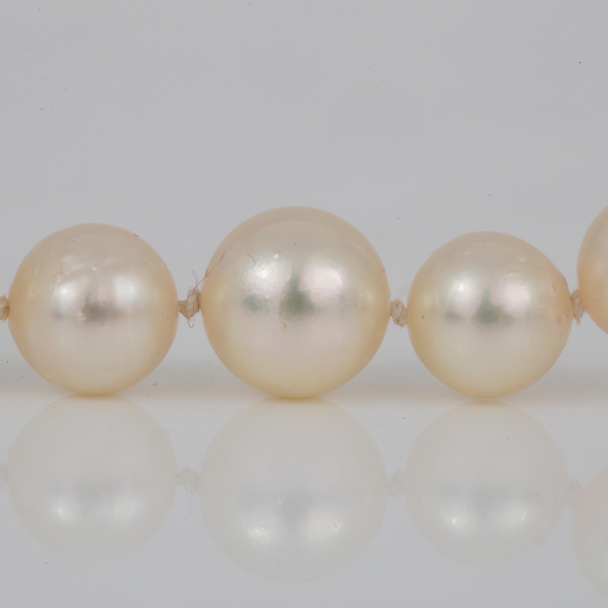 COLLIER, med odlade pärlor och lås i silver.