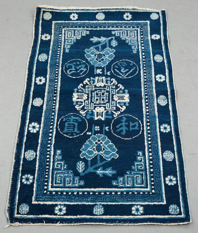 MATTO, a semi-antique Xinjiang (Sinkiang), China, ca 128,5 x 70 cm.