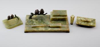 SKRIVBORDSUPPSATS, 5 delar, grön onyx och brons, 1900-talets första hälft.