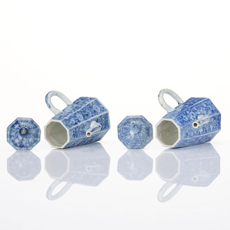 A pair of blue and white pots with covers, Qing dynasty, Kangxi (1662-1722).