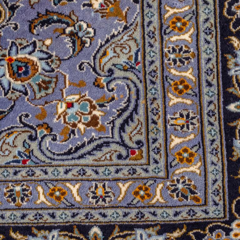 A carpet, Kashan, ca 399 x 302 cm.