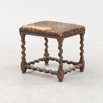 Taburett, barockstil, 1800-tal klädd med äldre gyllenläder.