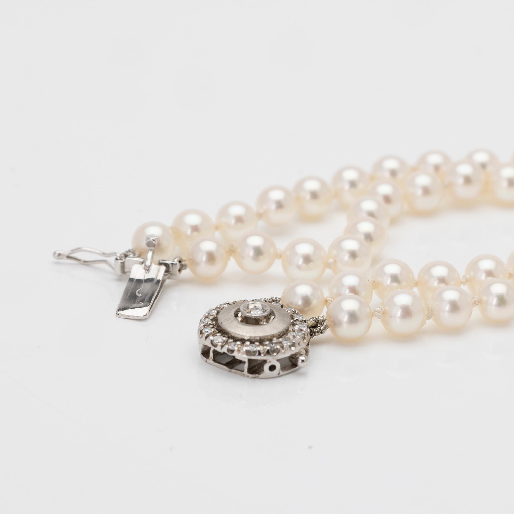 Cultured pearl bracelet in 18K white gold with diamonds.