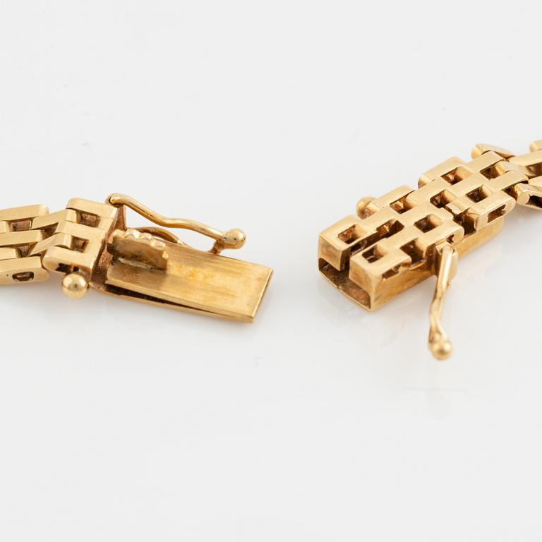 18K gold bracelet.