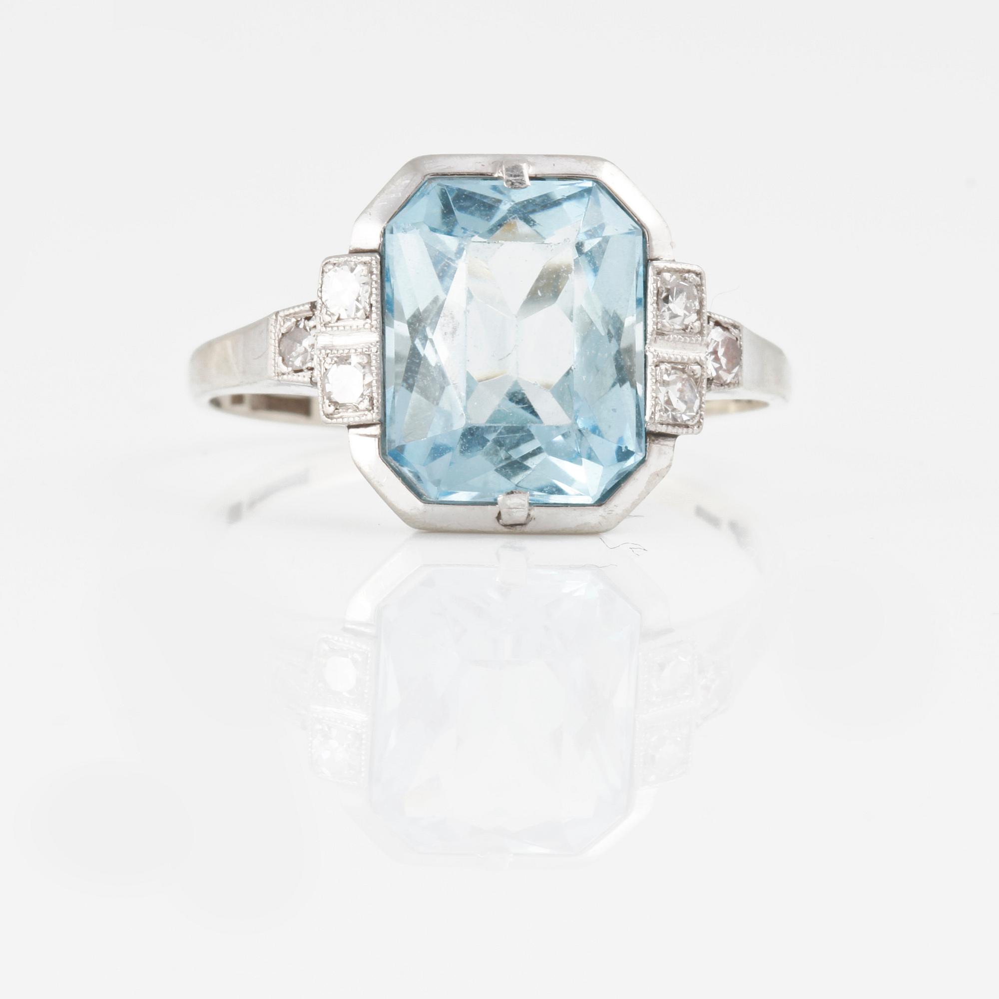 RING, Gustav Dahlgren & Co,  med fasettslipad akvamarin samt 6 åttkantslipade diamanter, 1930-tal.