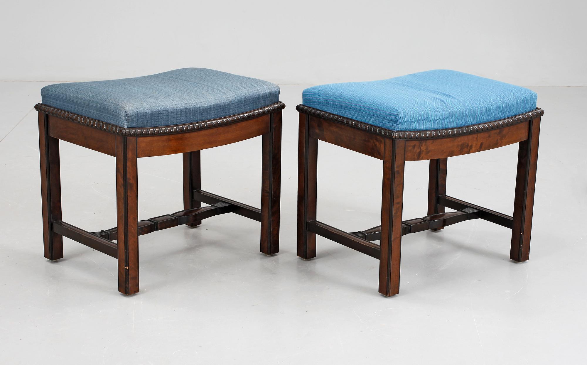 TABURETTER, ett par, brickmärkta Firma Möbler & Inredningar, Arkitekt GH Wrange, Stockholm. 1920-tal.