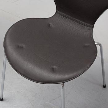 Arne Jacobsen, stolar, 4st, "Sjuan", Fritz Hansen, Danmark, 2000.
