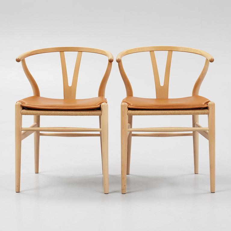 Hans J. Wegner, stolar, ett par, modell CH-24/ "Y-stolen", med dynor, Carl Hansen & Søn, Danmark, 2000-tal.