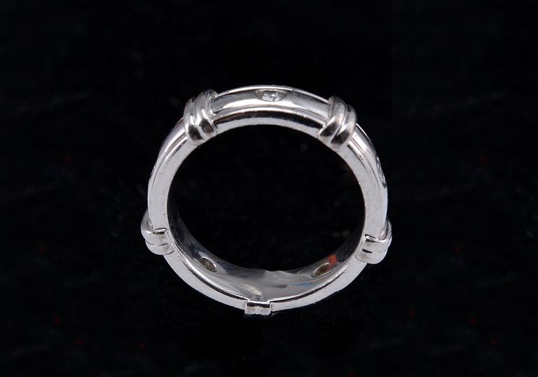 SORMUS, 5 briljanttihiottua timanttia 0.20 ct. A. Tillander Helsinki 2004. 18K valkokultaa. Paino 8,2 g.
