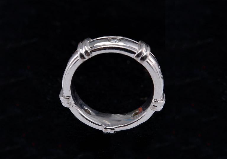 A RING, 5 brilliant cut diamonds c. 0.20 ct. A. Tillander Helsinki 2004. 18K white gold. Size 16-. Weight 8,2 g.