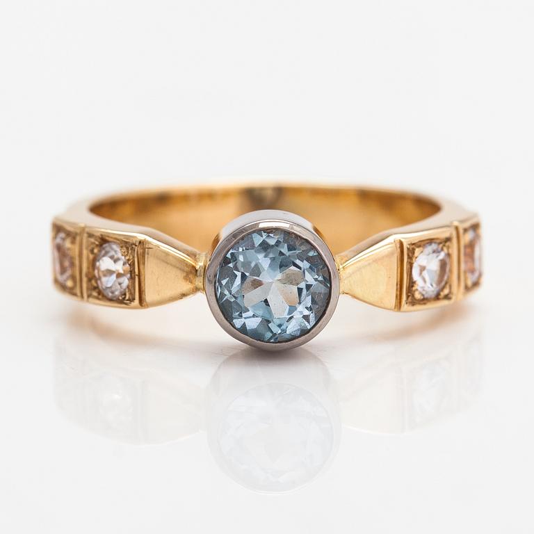 Sormus, 18K kultaa, topaasi ja safiireja. Invalidiliiton Järvenpään koulutuskeskus, Järvenpää 2010.