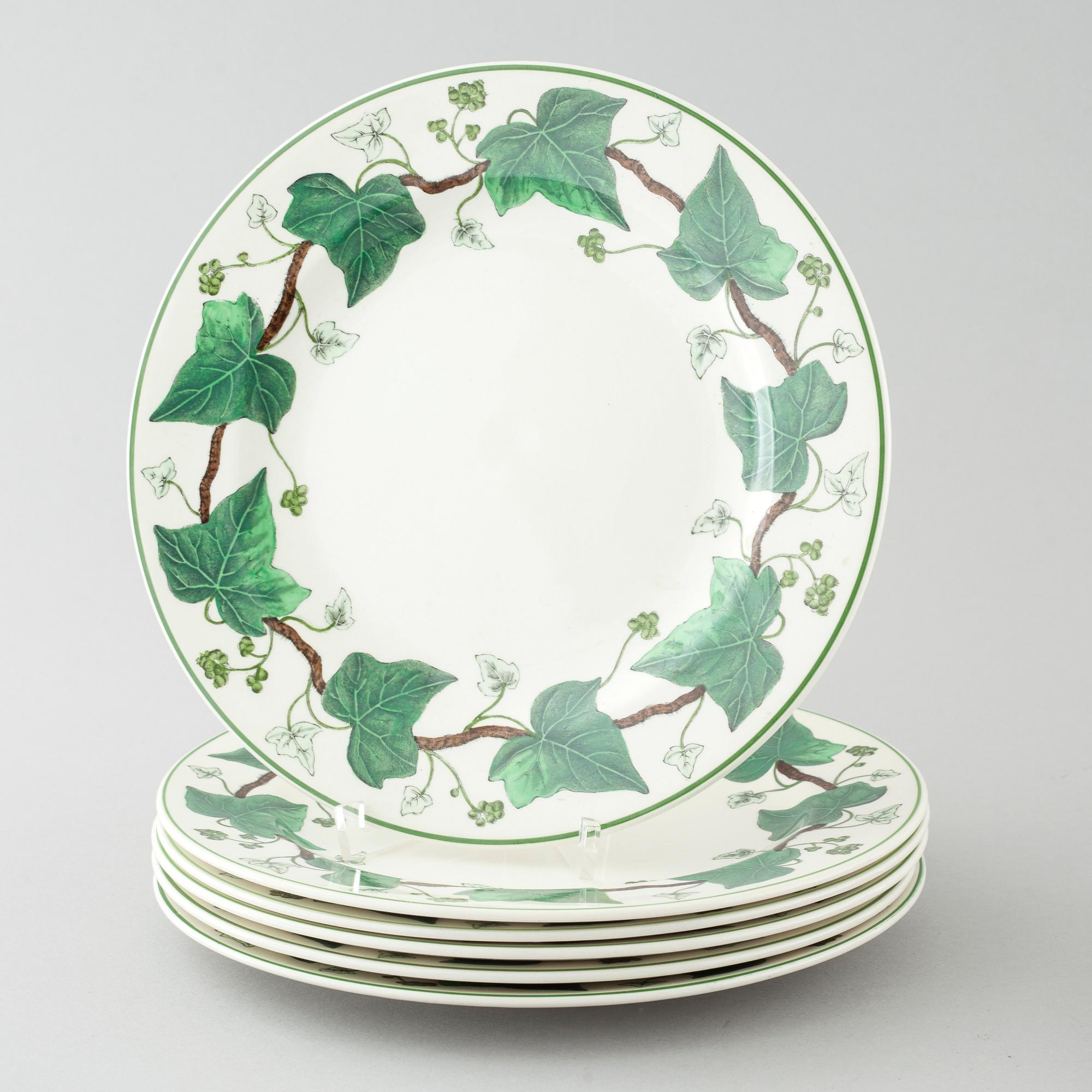 22 pieces of "Napoleon Ivy" in earthenware, made by Wedgewood, 20th century.