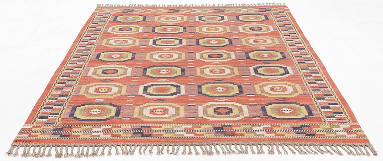 Märta Måås-Fjetterström, matta, "Röda åttan", rölakan, ca 298 x 202 cm, signerad MMF.