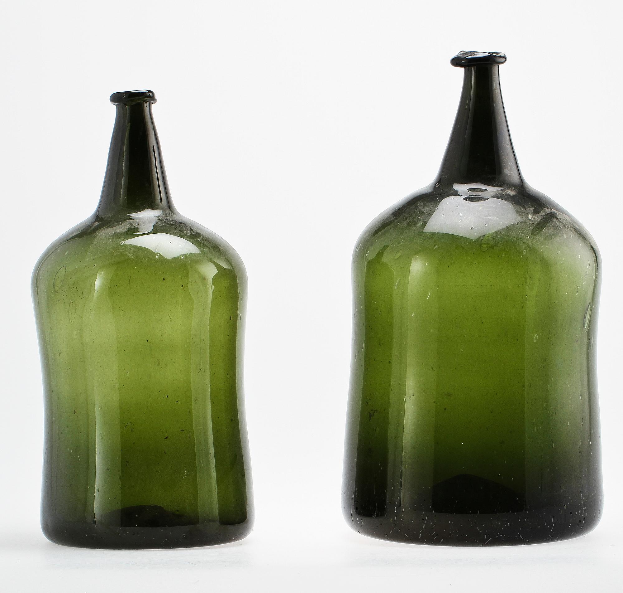 FLASKOR, 2 st, glas, sekelskiftet 1700/1800-tal.