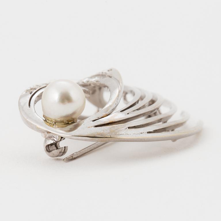 BROOCH, 18K white gold with cultured Akoya pearl and diamonds.