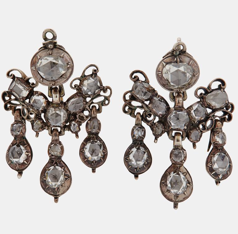 Ett par örhängen med rosen- och taffelslipade diamanter, 1700-tal.