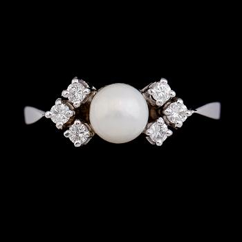 RING, 18 k vitguld, pärla och briljantslipad diamanter tot ca 0.18 ct. Vikt ca 3,8 g.