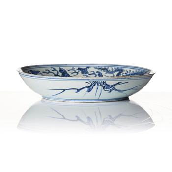 A blue and white five clawed dragon dish, Ming dynasty, Wanli (1572-1620).