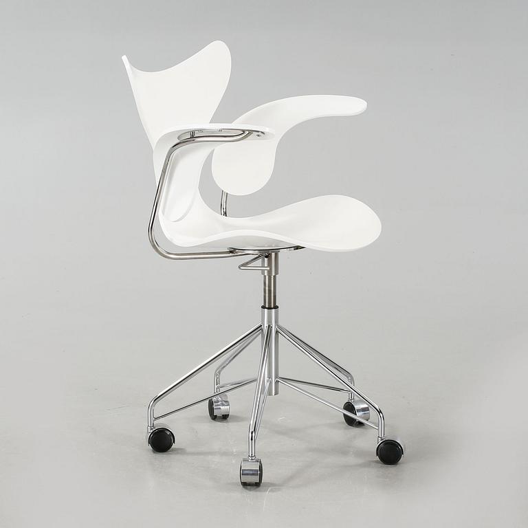 A "Måsen" office chair, designed by Arne Jacobsen for Fritz Hansen, made 2008.
