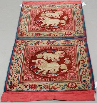 A MEDITATION RUG, an antique/a semi-antique Tibetan, ca 150,5 x 81 cm (as well as 10 cm flat weave at the ends).