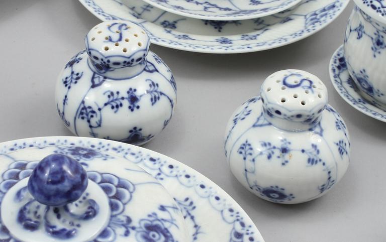 SERVISDELAR, 140 delar, "Musselmalet", porslin, Royal Copenhagen, 1900-talets andra hälft.