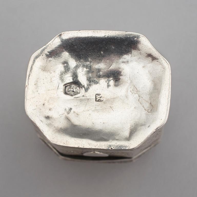 DOSOR MED LOCK, ett par & FODRAL, silver. Bl a Nederländerna, 1700-1800-tal. Vikt ca 82 gram.