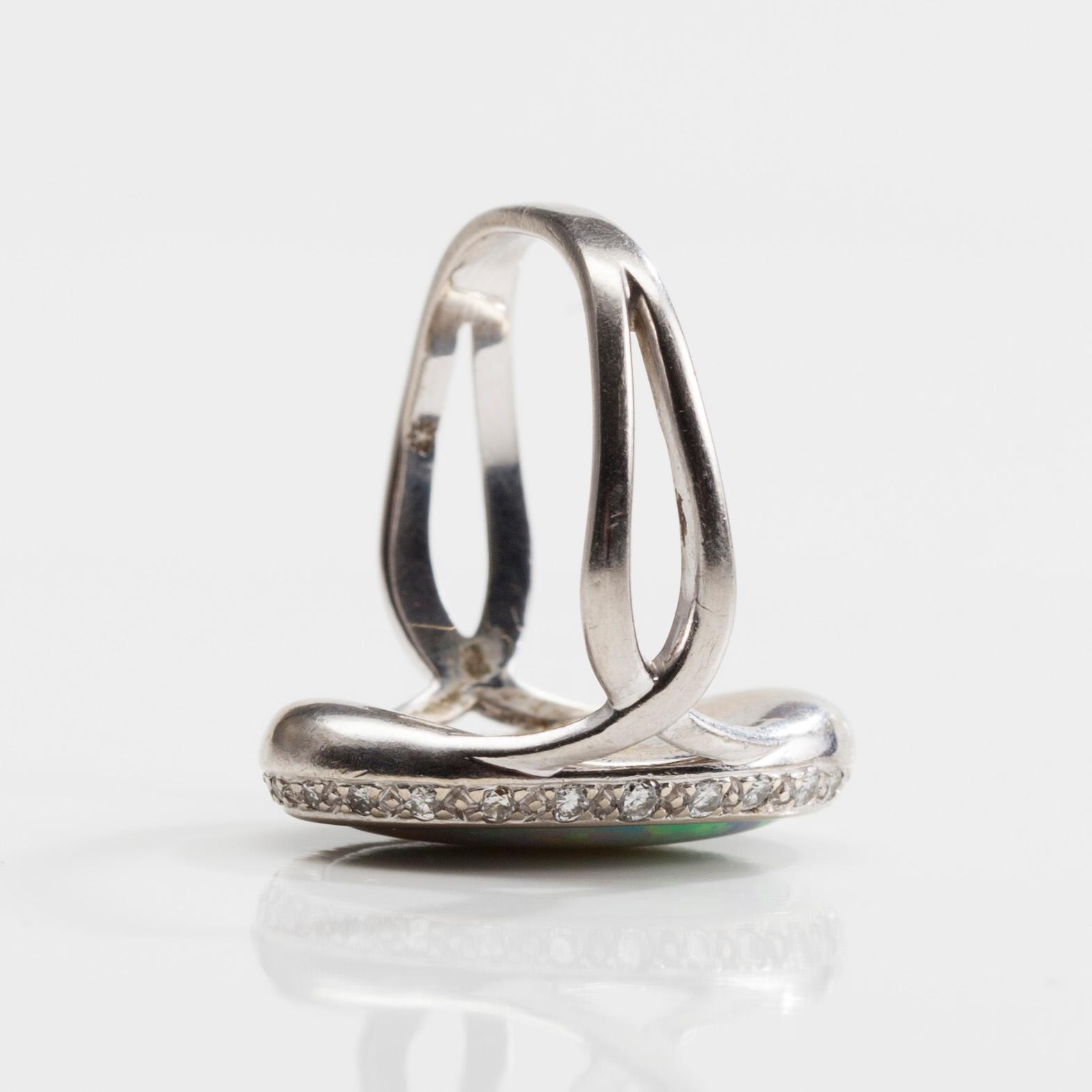 RING, 18K guld, opal 0,25 ct, diamanter. 1980-tal. Vikt 7,4 g.