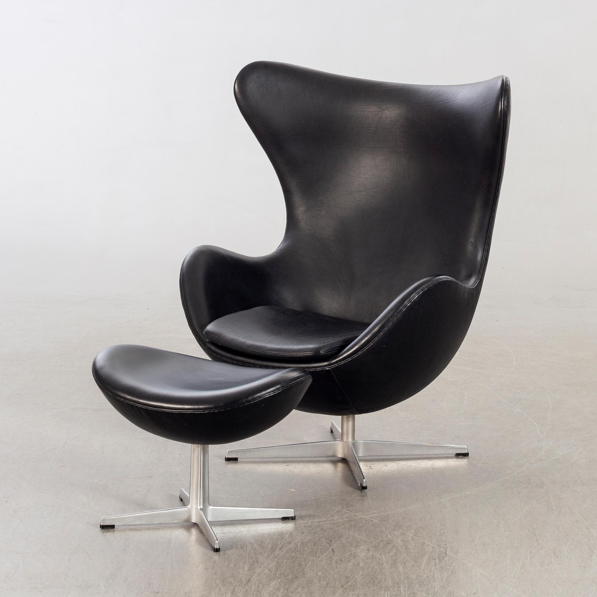 Arne Jacobsen, fåtölj med fotpall, "Ägget" för Fritz Hansen Danmark 2001.
