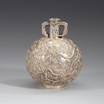 A silver vase by Hung Chong, Canton/Shanghai, 'Late/Post China Trade Period' (after 1840).