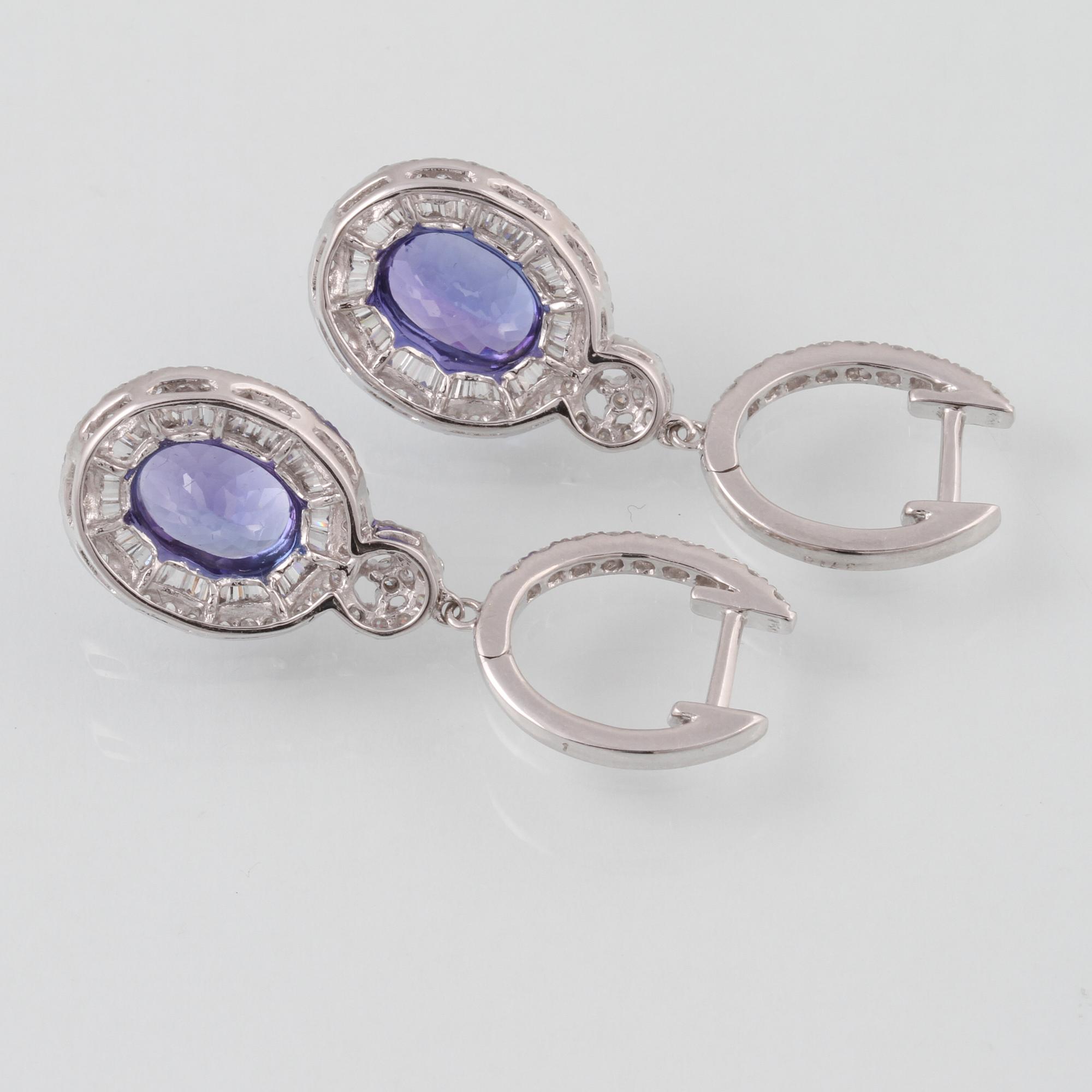 ÖRHÄNGEN, 18K vitguld med 2 tanzaniter ca 3.72 ct samt briljant och baguettslipade diamanter ca 1.40 ct. Vikt 6,8 gram.