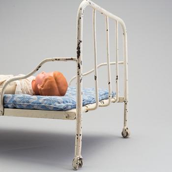 DOCKSÄNG med DOCKA Schildkröt-Puppen, 1900-talets första hälft.