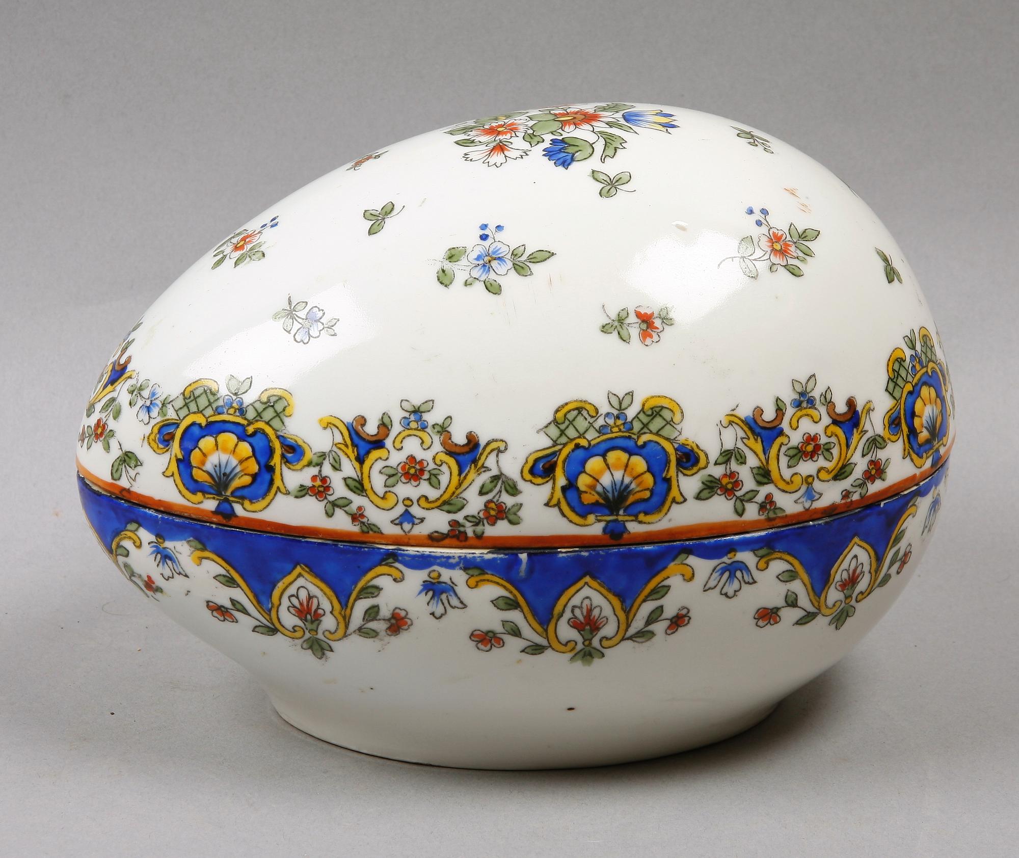 BONBONJÄR, porslin. Wien-liknande märkning. 1900-talets början.
