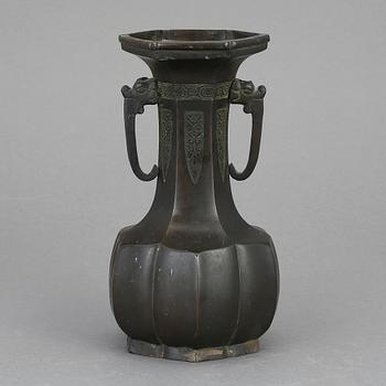 VAS, brons. Kina, omkring 1900.