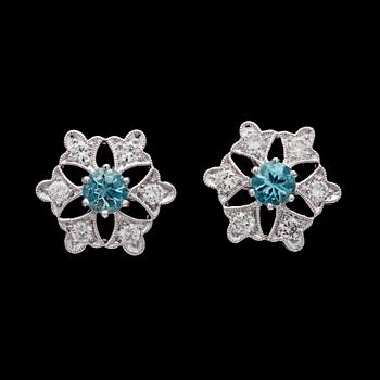 84. EARRINGS, small aquamarines and brilliant cut diamonds, tot. app. 0.35 cts..