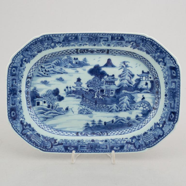 Three blue and white plates and a serving dish, China, Qianlong (1736-95).