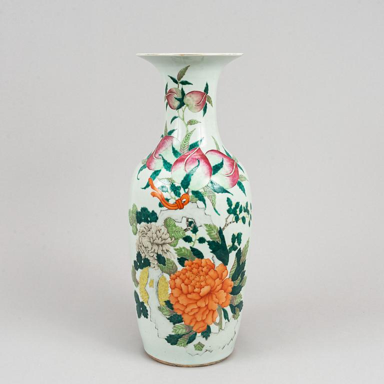 A large vase, China, 20th Century.