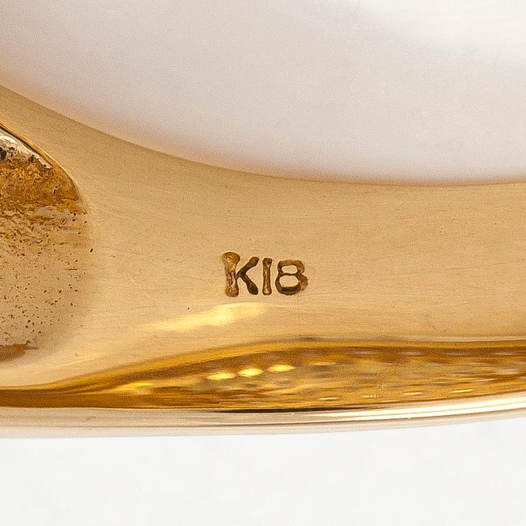 Sormus, bombé, 18K kultaa ja briljanttihiottuja timantteja.